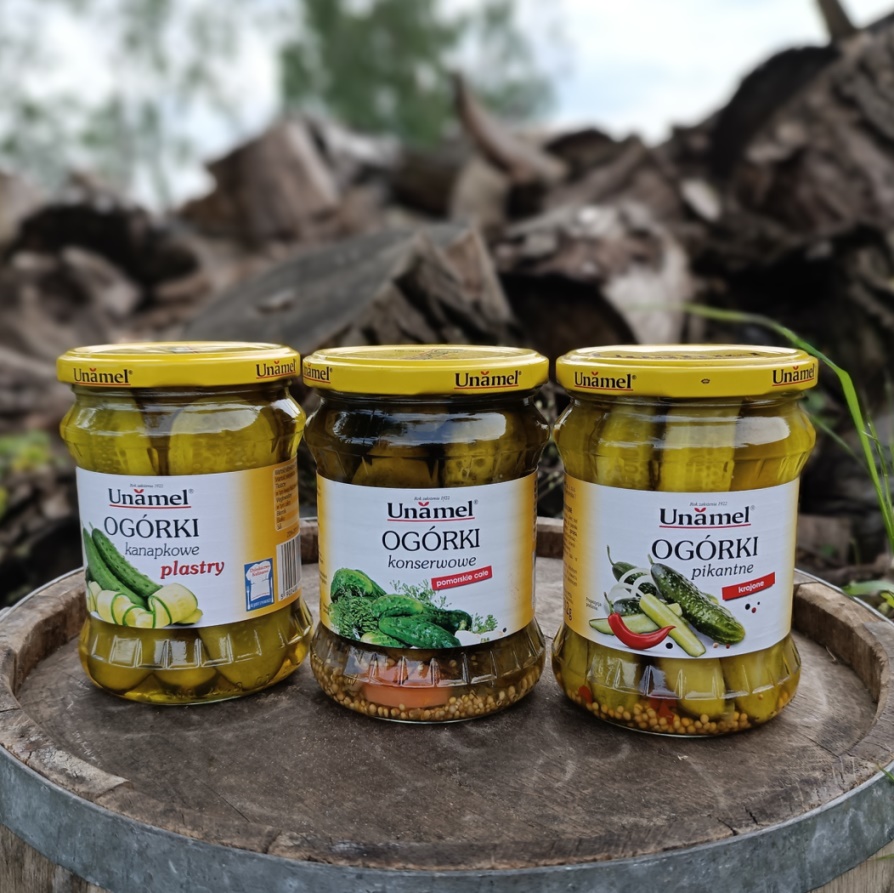 Ogórki i świeże warzywa w naturalnej aranżacji